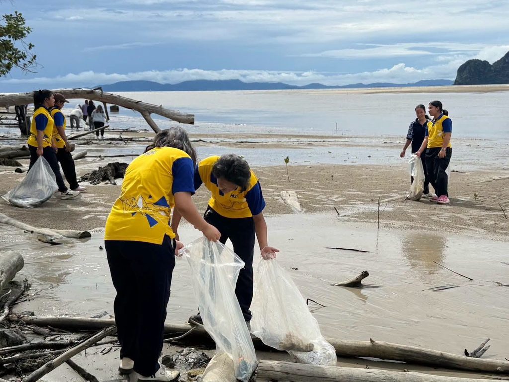 มทร.ศรีวิชัย ตรัง รวมพลังเก็บขยะหาดราชมงคล                        ฟื้นฟูชายหาดต้อนรับไฮซีซั่นทะเลอันดามัน - มทร.ศรีวิชัย (RMUTSV)