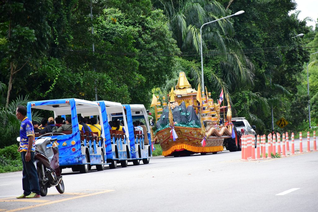 มทร.ศรีวิชัย วิทยาเขตตรัง ร่วมประเพณีไทยสืบทอดวิถีวัฒนธรรมท้องถิ่น “ลากพระ ณ วัดสิเกา และวัดไม้ฝาด” - มทร.ศรีวิชัย (RMUTSV)